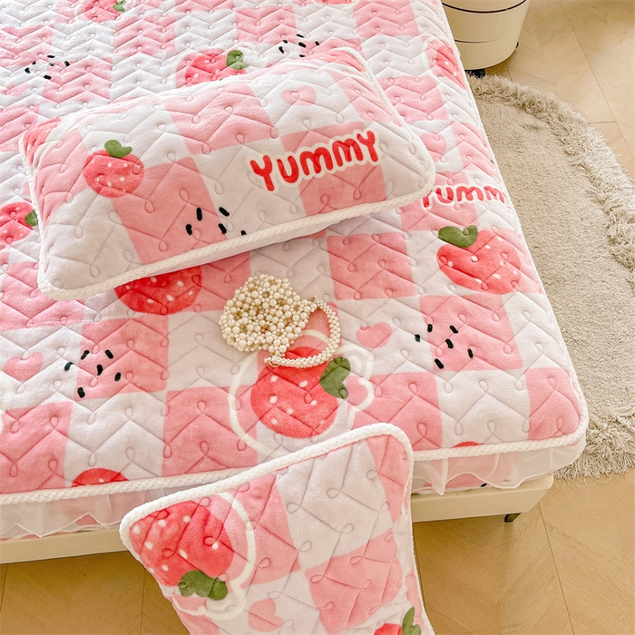 91家纺网 家纺一手货源 找家纺 小萌虎 2025新款A类防静电牛奶绒印花夹棉床笠 草莓派