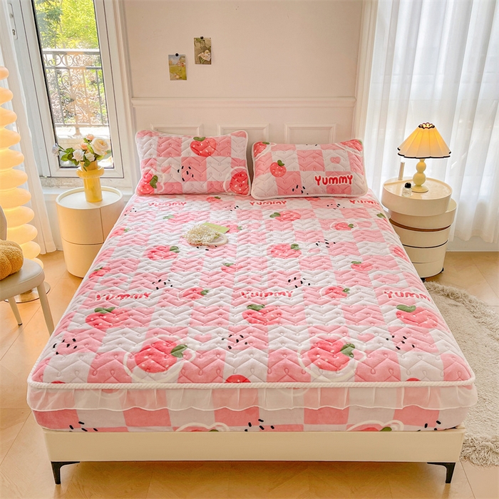 91家纺网 家纺一手货源 找家纺 小萌虎 2025新款A类防静电牛奶绒印花夹棉床笠 草莓派