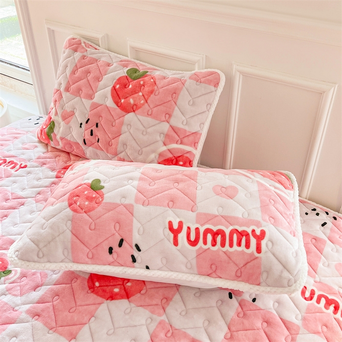 91家纺网 家纺一手货源 找家纺 小萌虎 2025新款A类防静电牛奶绒印花夹棉床笠 草莓派