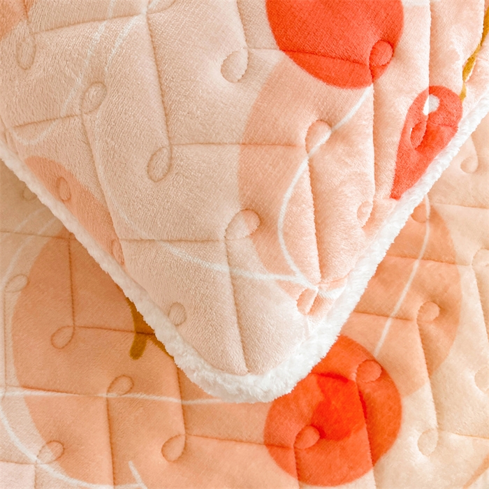 91家纺网 家纺一手货源 找家纺 小萌虎 2025新款A类防静电牛奶绒印花夹棉床笠 大樱桃