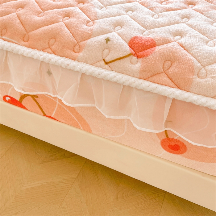 91家纺网 家纺一手货源 找家纺 小萌虎 2025新款A类防静电牛奶绒印花夹棉床笠 大樱桃