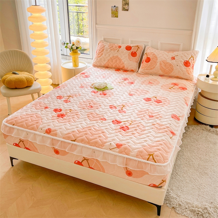 91家纺网 家纺一手货源 找家纺 小萌虎 2025新款A类防静电牛奶绒印花夹棉床笠 大樱桃