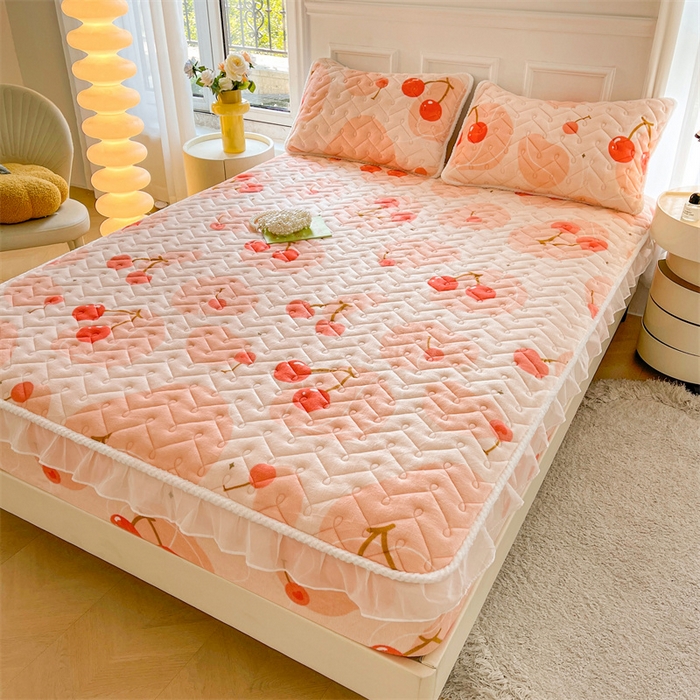 91家纺网 家纺一手货源 找家纺 小萌虎 2025新款A类防静电牛奶绒印花夹棉床笠 大樱桃