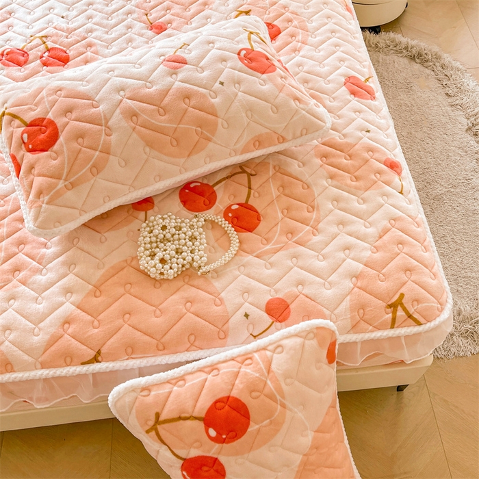 91家纺网 家纺一手货源 找家纺 小萌虎 2025新款A类防静电牛奶绒印花夹棉床笠 大樱桃