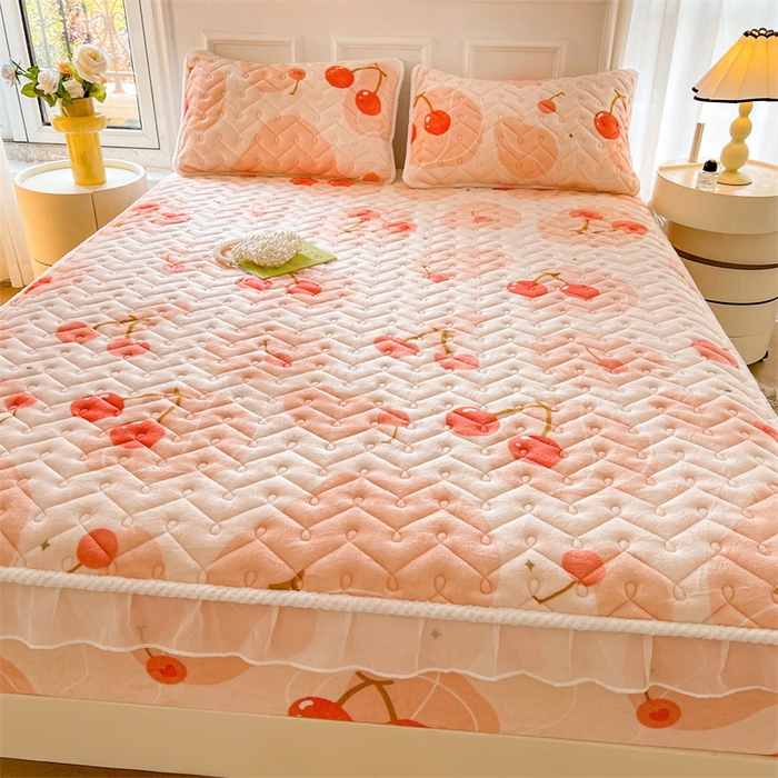 91家纺网 家纺一手货源 找家纺 小萌虎 2025新款A类防静电牛奶绒印花夹棉床笠 大樱桃