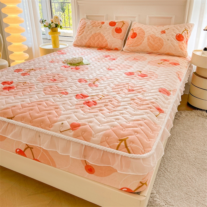 91家纺网 家纺一手货源 找家纺 小萌虎 2025新款A类防静电牛奶绒印花夹棉床笠 大樱桃