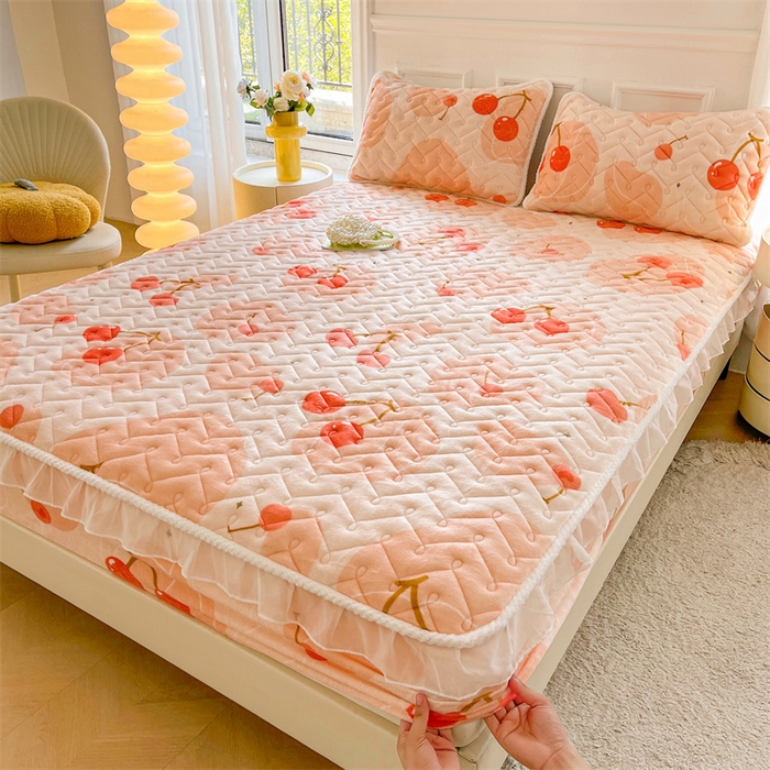 91家纺网 家纺一手货源 找家纺 小萌虎 2025新款A类防静电牛奶绒印花夹棉床笠 大樱桃