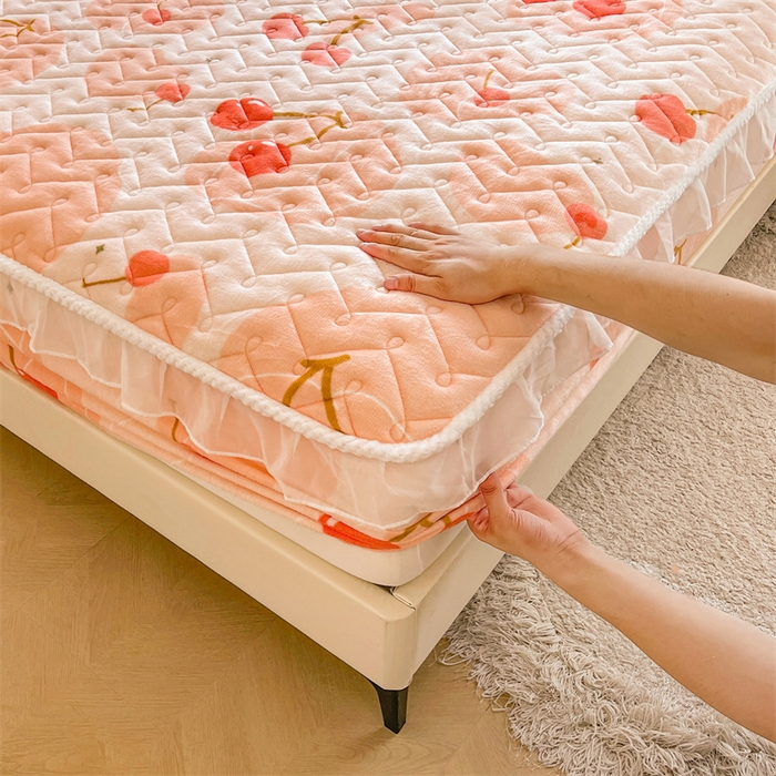 91家纺网 家纺一手货源 找家纺 小萌虎 2025新款A类防静电牛奶绒印花夹棉床笠 大樱桃