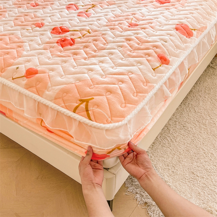 91家纺网 家纺一手货源 找家纺 小萌虎 2025新款A类防静电牛奶绒印花夹棉床笠 大樱桃