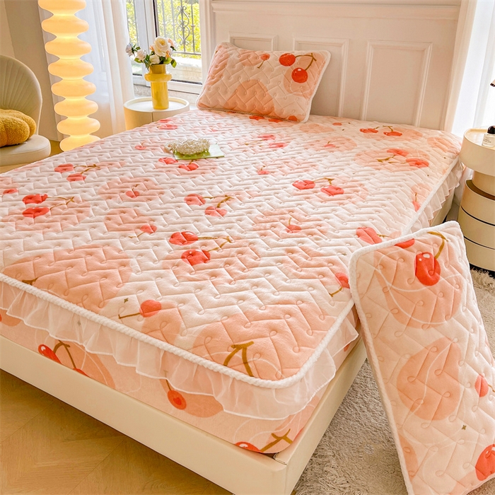 91家纺网 家纺一手货源 找家纺 小萌虎 2025新款A类防静电牛奶绒印花夹棉床笠 大樱桃