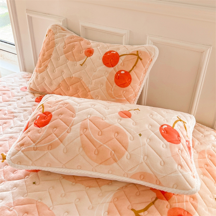 91家纺网 家纺一手货源 找家纺 小萌虎 2025新款A类防静电牛奶绒印花夹棉床笠 大樱桃