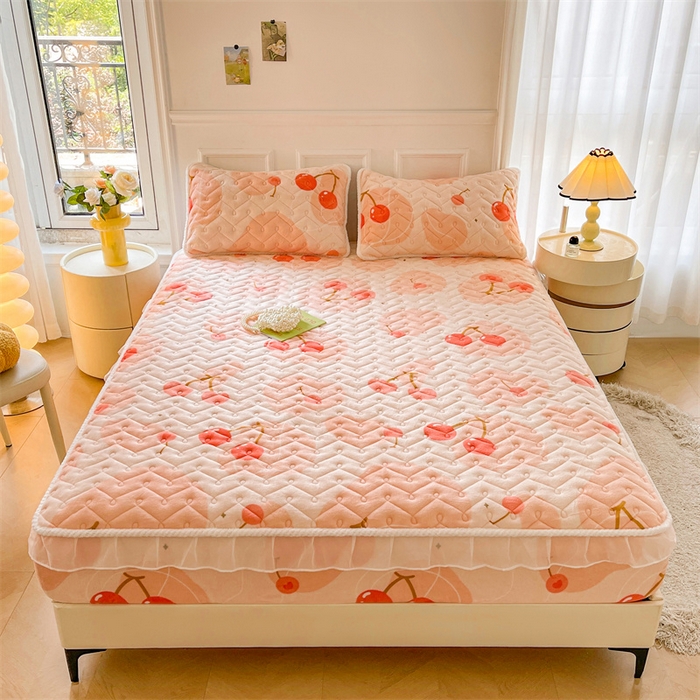 91家纺网 家纺一手货源 找家纺 小萌虎 2025新款A类防静电牛奶绒印花夹棉床笠 大樱桃