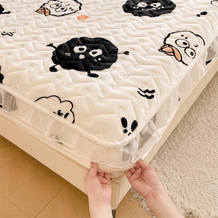 91家纺网 家纺一手货源 找家纺 小萌虎 2025新款A类防静电牛奶绒印花夹棉床笠 黑豆精灵