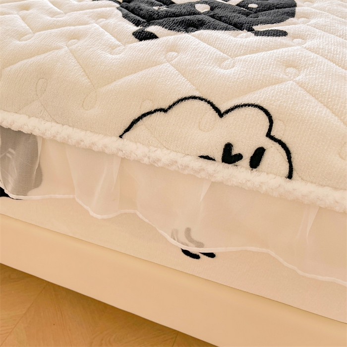 91家纺网 家纺一手货源 找家纺 小萌虎 2025新款A类防静电牛奶绒印花夹棉床笠 黑豆精灵