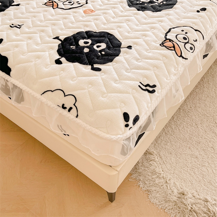 91家纺网 家纺一手货源 找家纺 小萌虎 2025新款A类防静电牛奶绒印花夹棉床笠 黑豆精灵