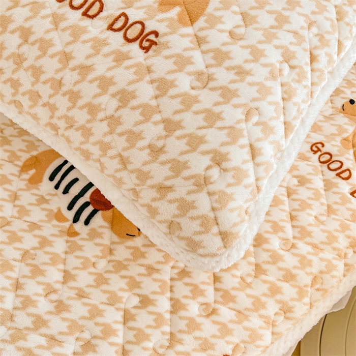 91家纺网 家纺一手货源 找家纺 小萌虎 2025新款A类防静电牛奶绒印花夹棉床笠 腊肠犬