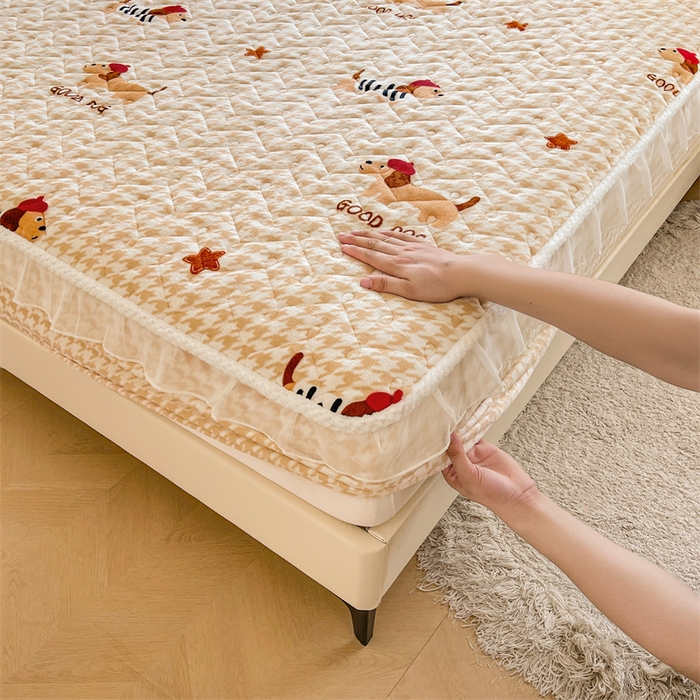 91家纺网 家纺一手货源 找家纺 小萌虎 2025新款A类防静电牛奶绒印花夹棉床笠 腊肠犬