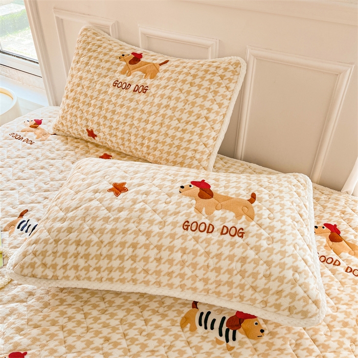 91家纺网 家纺一手货源 找家纺 小萌虎 2025新款A类防静电牛奶绒印花夹棉床笠 腊肠犬