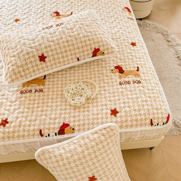 91家纺网 家纺一手货源 找家纺 小萌虎 2025新款A类防静电牛奶绒印花夹棉床笠 腊肠犬