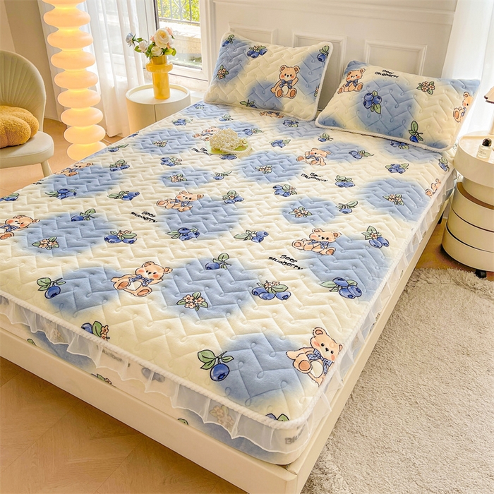 91家纺网 家纺一手货源 找家纺 小萌虎 2025新款A类防静电牛奶绒印花夹棉床笠 蓝莓小熊