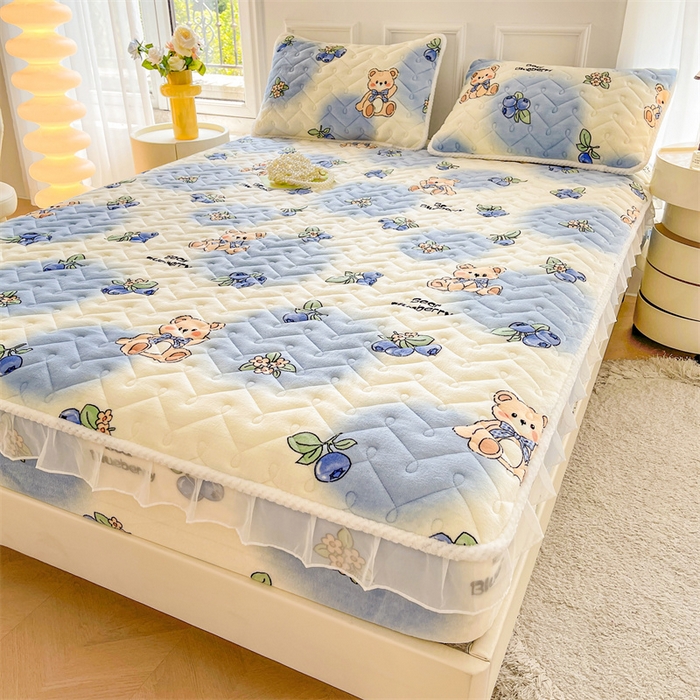 91家纺网 家纺一手货源 找家纺 小萌虎 2025新款A类防静电牛奶绒印花夹棉床笠 蓝莓小熊