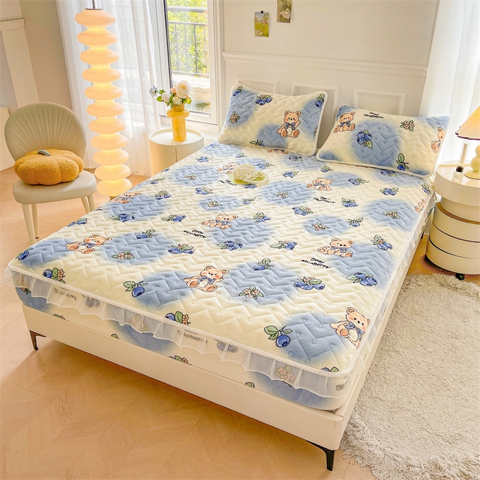 91家纺网 家纺一手货源 找家纺 小萌虎 2025新款A类防静电牛奶绒印花夹棉床笠 蓝莓小熊