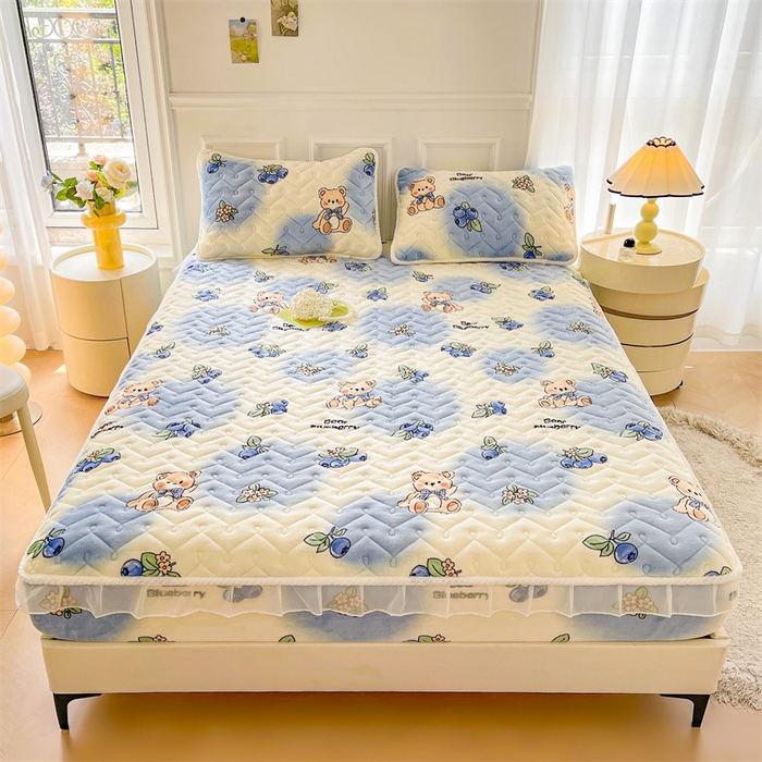 91家纺网 家纺一手货源 找家纺 小萌虎 2025新款A类防静电牛奶绒印花夹棉床笠 蓝莓小熊