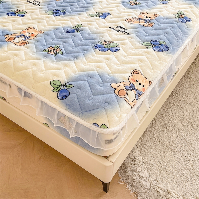 91家纺网 家纺一手货源 找家纺 小萌虎 2025新款A类防静电牛奶绒印花夹棉床笠 蓝莓小熊