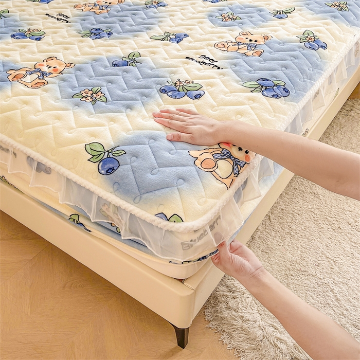 91家纺网 家纺一手货源 找家纺 小萌虎 2025新款A类防静电牛奶绒印花夹棉床笠 蓝莓小熊