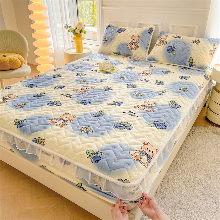 91家纺网 家纺一手货源 找家纺 小萌虎 2025新款A类防静电牛奶绒印花夹棉床笠 蓝莓小熊