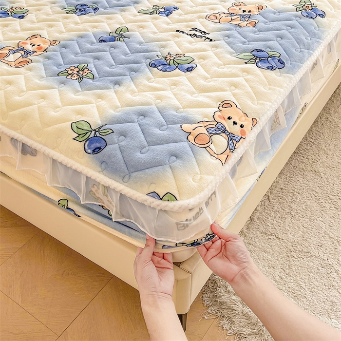 91家纺网 家纺一手货源 找家纺 小萌虎 2025新款A类防静电牛奶绒印花夹棉床笠 蓝莓小熊