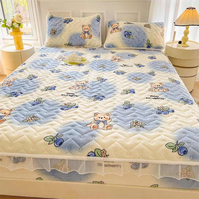 91家纺网 家纺一手货源 找家纺 小萌虎 2025新款A类防静电牛奶绒印花夹棉床笠 蓝莓小熊