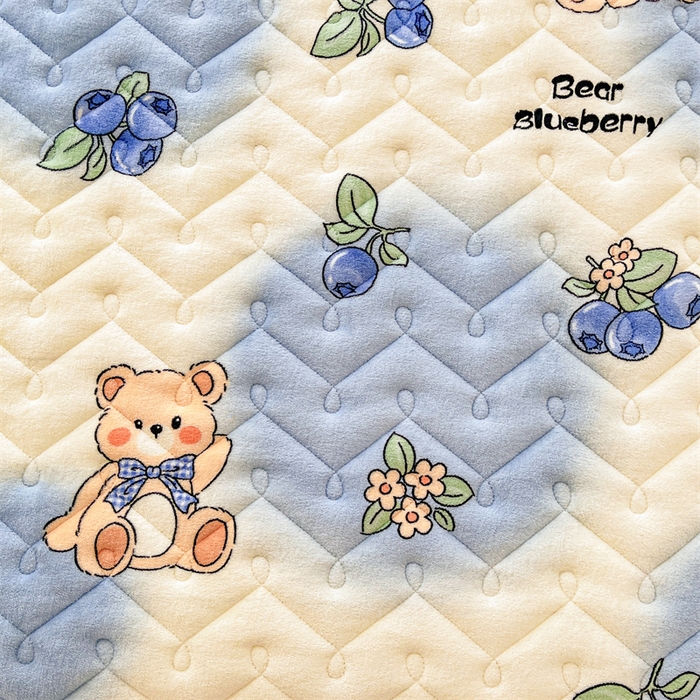 91家纺网 家纺一手货源 找家纺 小萌虎 2025新款A类防静电牛奶绒印花夹棉床笠 蓝莓小熊