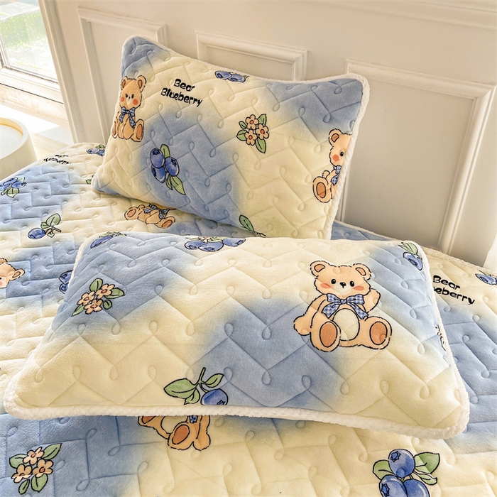 91家纺网 家纺一手货源 找家纺 小萌虎 2025新款A类防静电牛奶绒印花夹棉床笠 蓝莓小熊