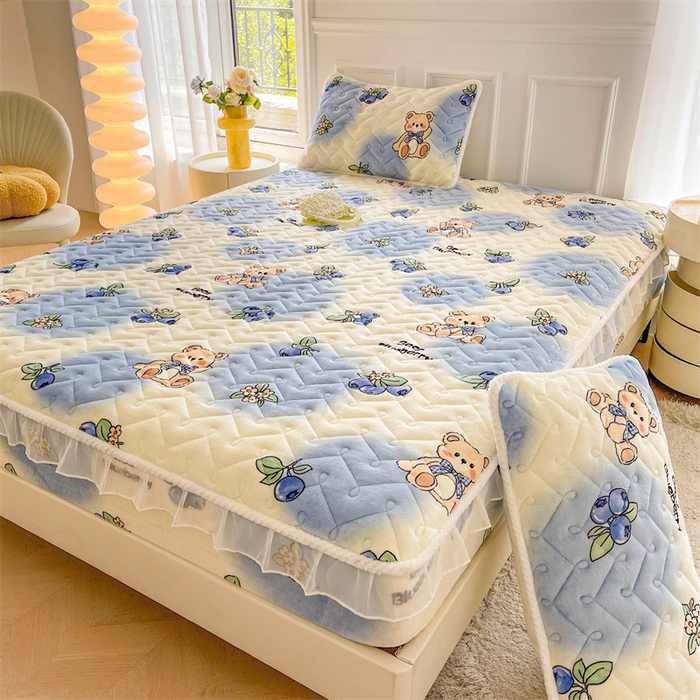 91家纺网 家纺一手货源 找家纺 小萌虎 2025新款A类防静电牛奶绒印花夹棉床笠 蓝莓小熊