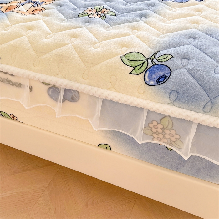 91家纺网 家纺一手货源 找家纺 小萌虎 2025新款A类防静电牛奶绒印花夹棉床笠 蓝莓小熊