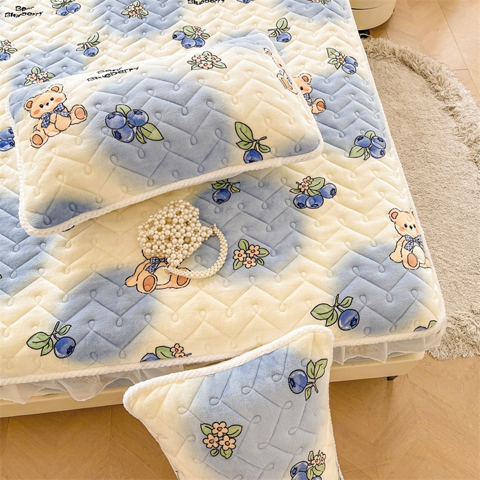 91家纺网 家纺一手货源 找家纺 小萌虎 2025新款A类防静电牛奶绒印花夹棉床笠 蓝莓小熊