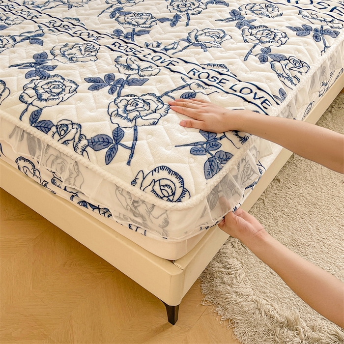 91家纺网 家纺一手货源 找家纺 小萌虎 2025新款A类防静电牛奶绒印花夹棉床笠 玫瑰物语