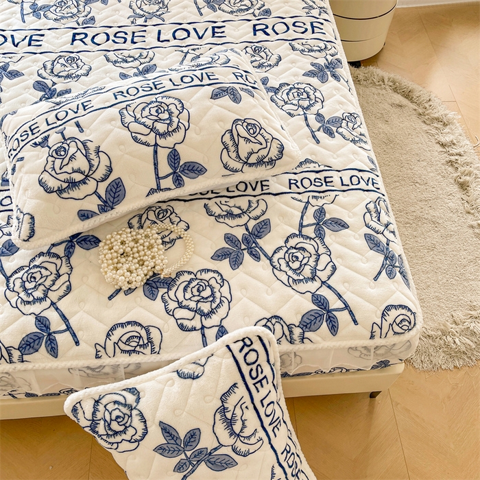 91家纺网 家纺一手货源 找家纺 小萌虎 2025新款A类防静电牛奶绒印花夹棉床笠 玫瑰物语