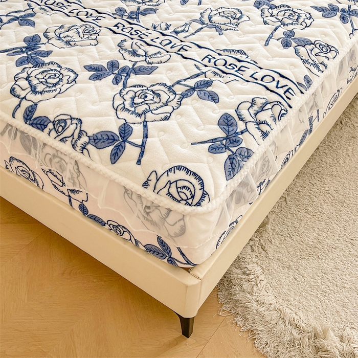 91家纺网 家纺一手货源 找家纺 小萌虎 2025新款A类防静电牛奶绒印花夹棉床笠 玫瑰物语