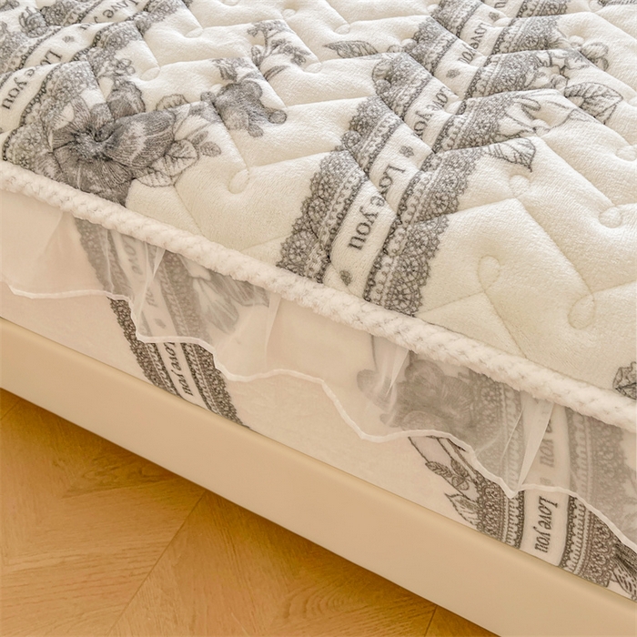 91家纺网 家纺一手货源 找家纺 小萌虎 2025新款A类防静电牛奶绒印花夹棉床笠 秘境