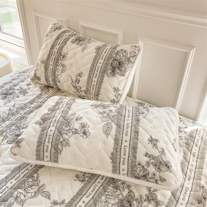 91家纺网 家纺一手货源 找家纺 小萌虎 2025新款A类防静电牛奶绒印花夹棉床笠 秘境