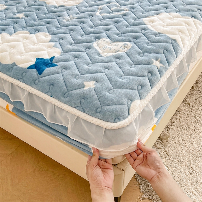 91家纺网 家纺一手货源 找家纺 小萌虎 2025新款A类防静电牛奶绒印花夹棉床笠 在云端