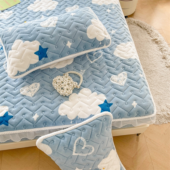 91家纺网 家纺一手货源 找家纺 小萌虎 2025新款A类防静电牛奶绒印花夹棉床笠 在云端