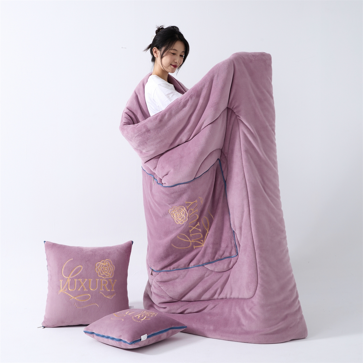 91家纺网 家纺一手货源 找家纺 （总）2025款牛奶绒多功能抱枕被-玫瑰绒语