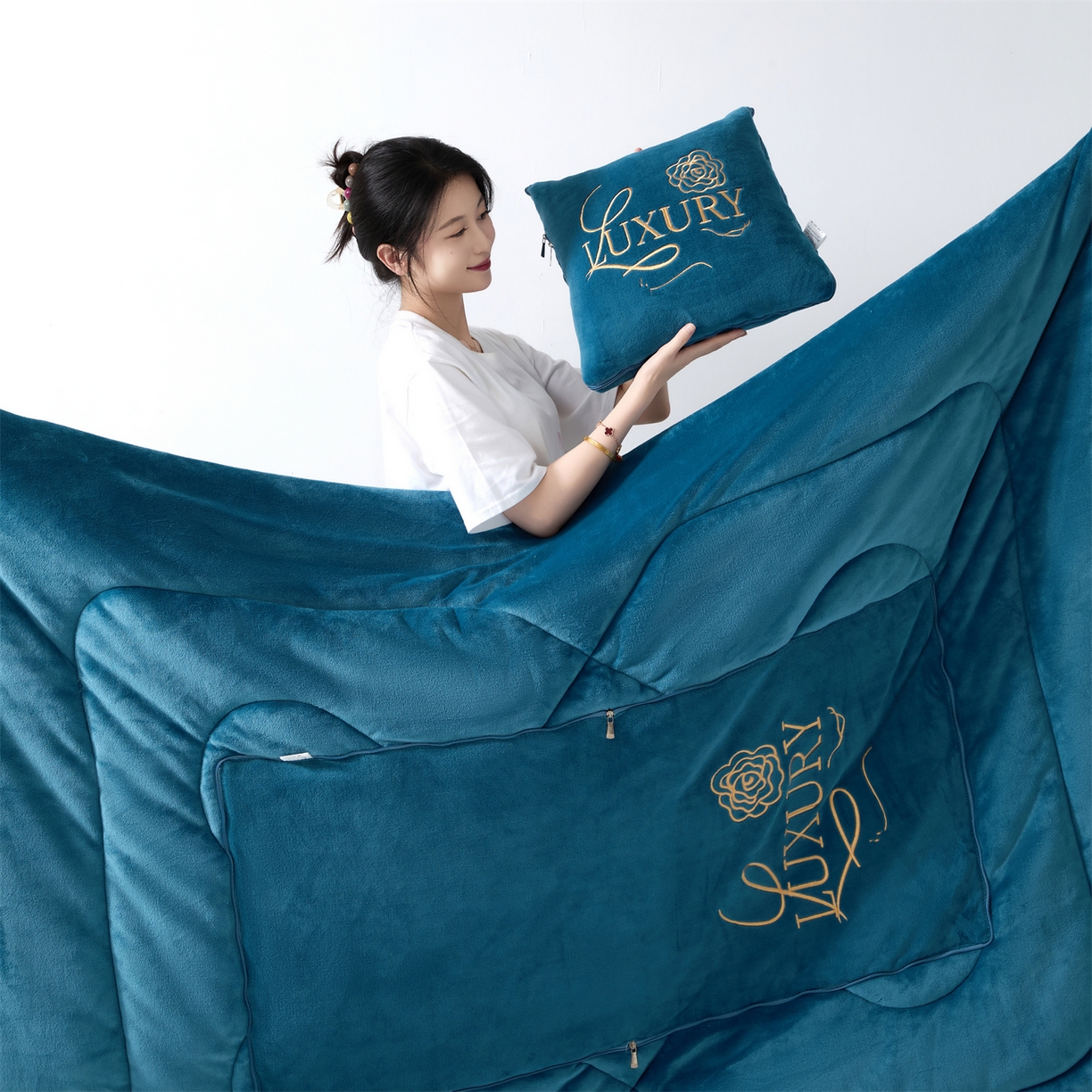 91家纺网 家纺一手货源 找家纺 （总）2025款牛奶绒多功能抱枕被-玫瑰绒语