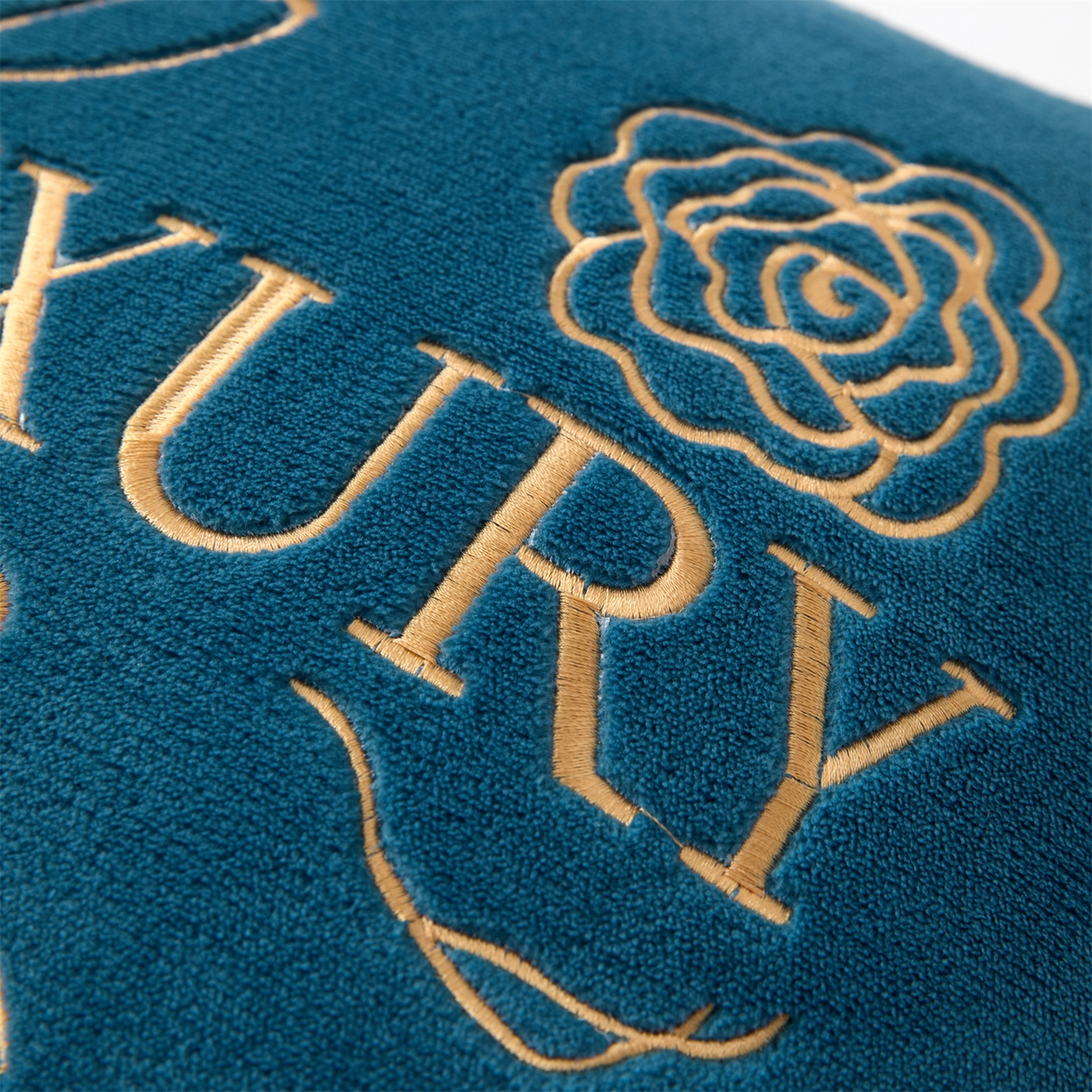 91家纺网 家纺一手货源 找家纺 2025款牛奶绒多功能抱枕被-玫瑰绒语 宝石蓝