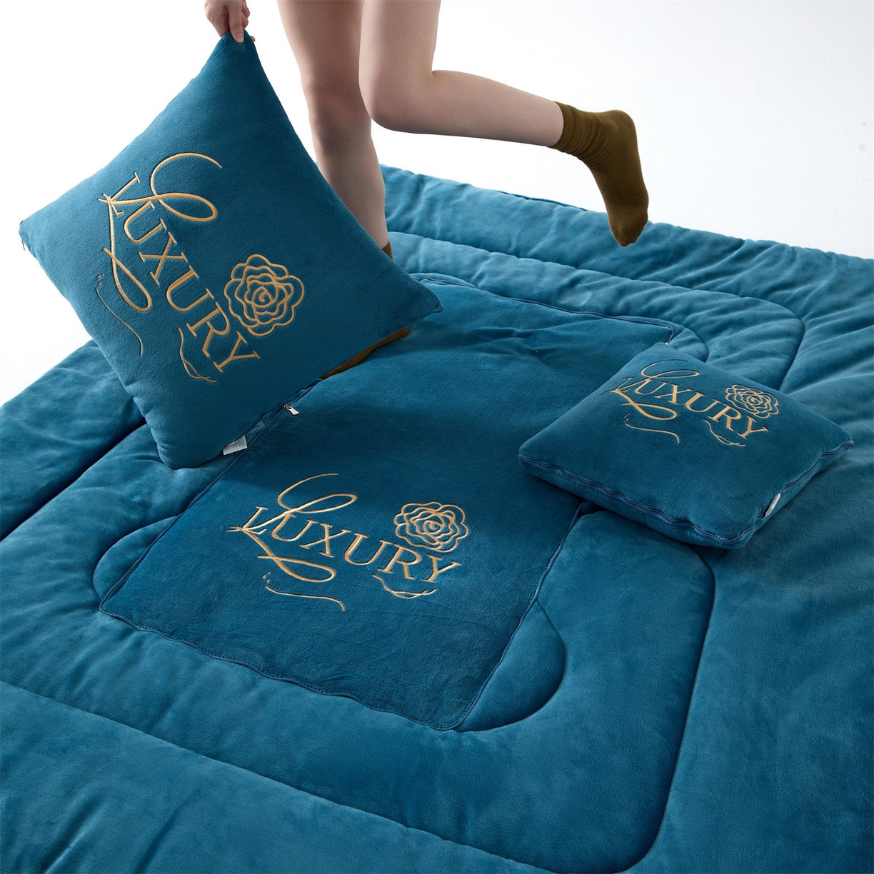 91家纺网 家纺一手货源 找家纺 2025款牛奶绒多功能抱枕被-玫瑰绒语 宝石蓝