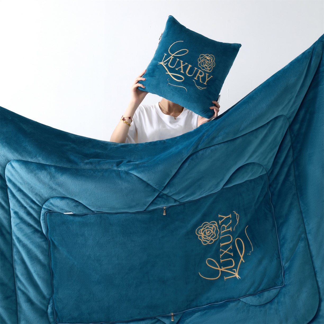 91家纺网 家纺一手货源 找家纺 2025款牛奶绒多功能抱枕被-玫瑰绒语 宝石蓝