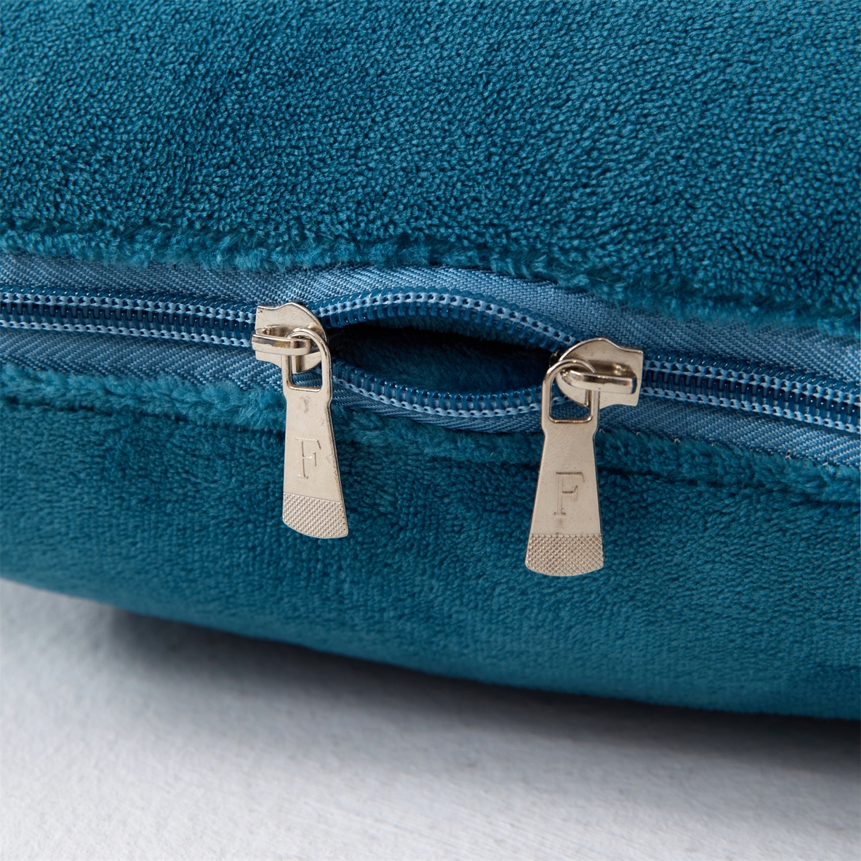 91家纺网 家纺一手货源 找家纺 2025款牛奶绒多功能抱枕被-玫瑰绒语 宝石蓝